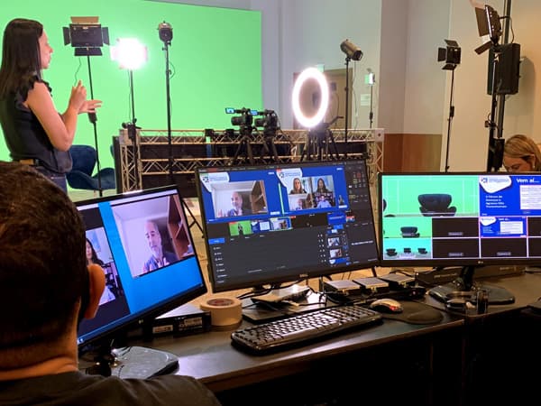 Produção profissional de filmagem e transmissão durante um evento
